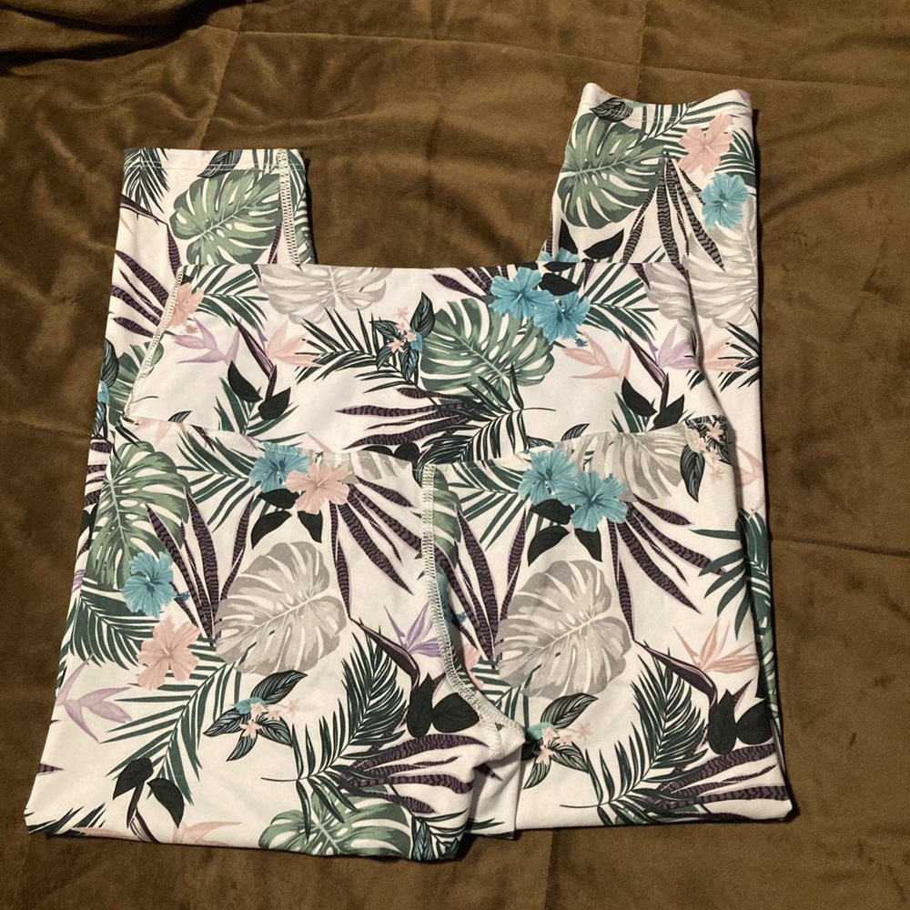 Evolution and Creation brand,size medium,beautiful colorful print,capri pants - Picture 3 of 7